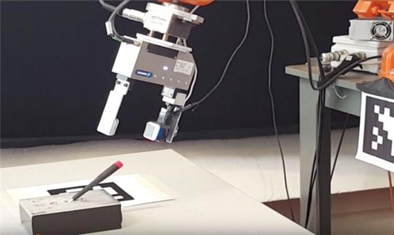 ساخت رباتی با حس بینایی و لامسه بسیار قوی!