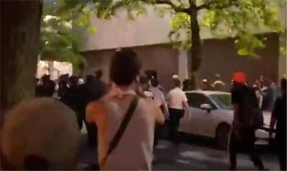 برخورد خشن و باورنکردنی پلیس آمریکا با یک زن در جریان اعتراضات اخیر