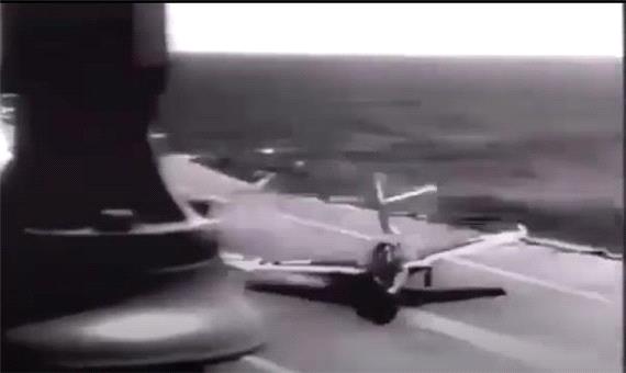 سقوط جنگنده آمریکایی از روی ناو هواپیمابر!