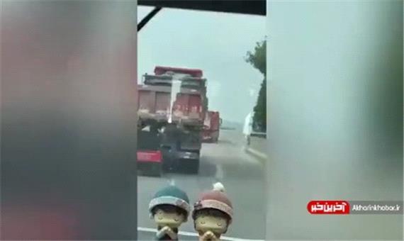 تصادف عجیب موتور سوار با تریلی در چین